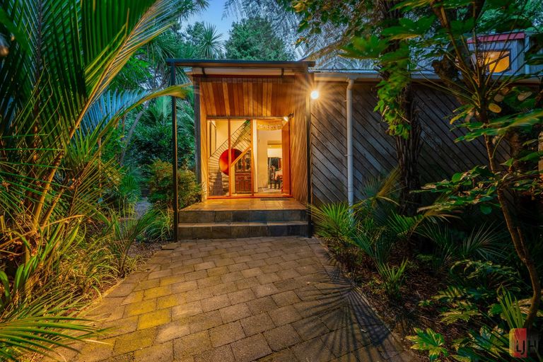 Photo of property in 14 Kingsclere Place, Goodwood Heights, Auckland, 2105