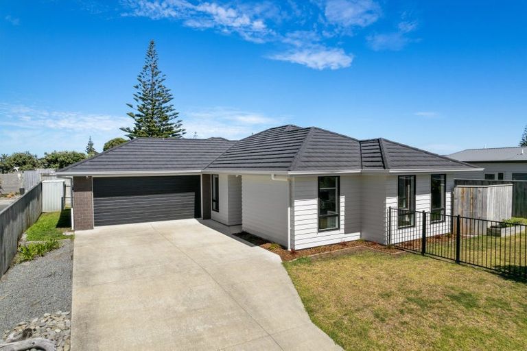 Photo of property in 49 Seagrass Place, Otaki Beach, Otaki, 5512