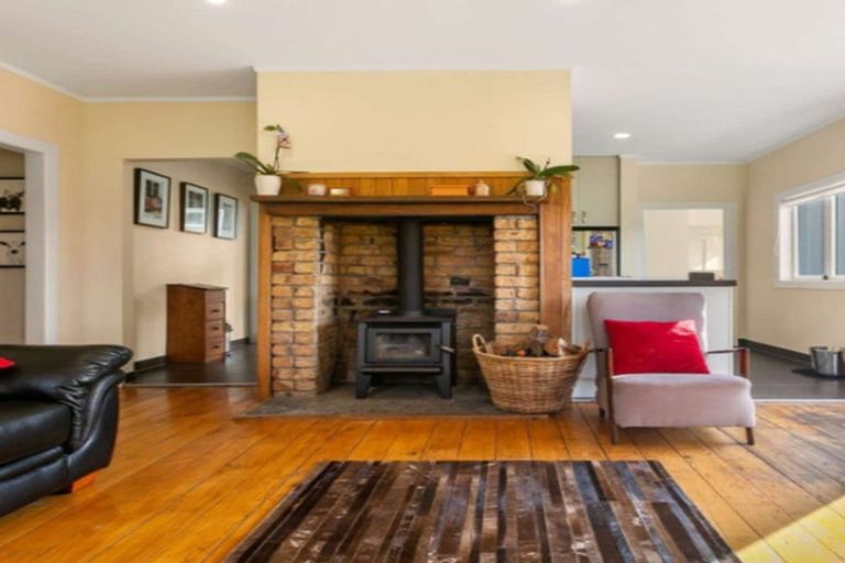 Photo of property in 1 Waiari Road, Conifer Grove, Takanini, 2112