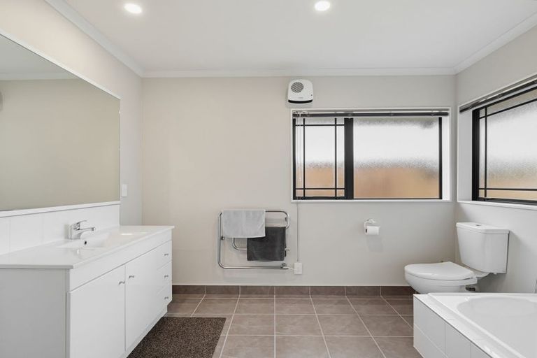 Photo of property in 52 Tennyson Avenue, Kelvin Grove, Palmerston North, 4414