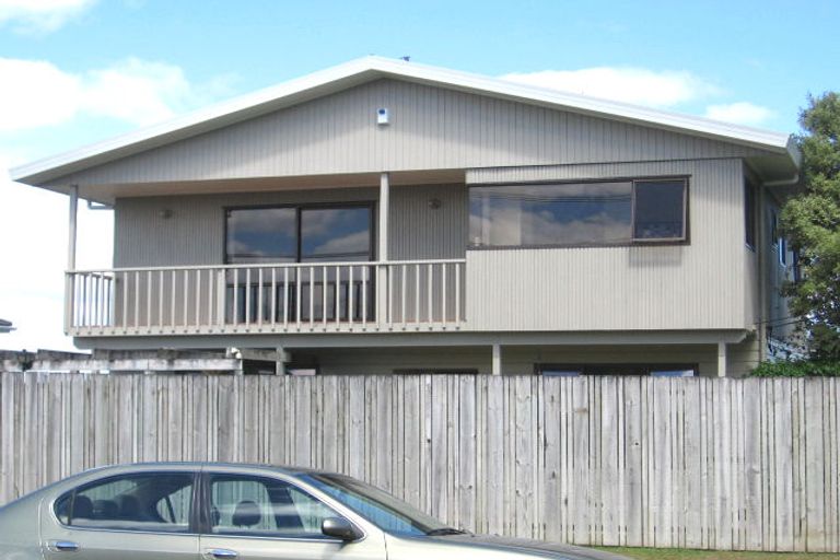 Photo of property in 2/28 Knights Road, Rothesay Bay, Auckland, 0630