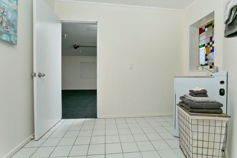 Photo of property in 17 Goldfinch Rise, Unsworth Heights, Auckland, 0632