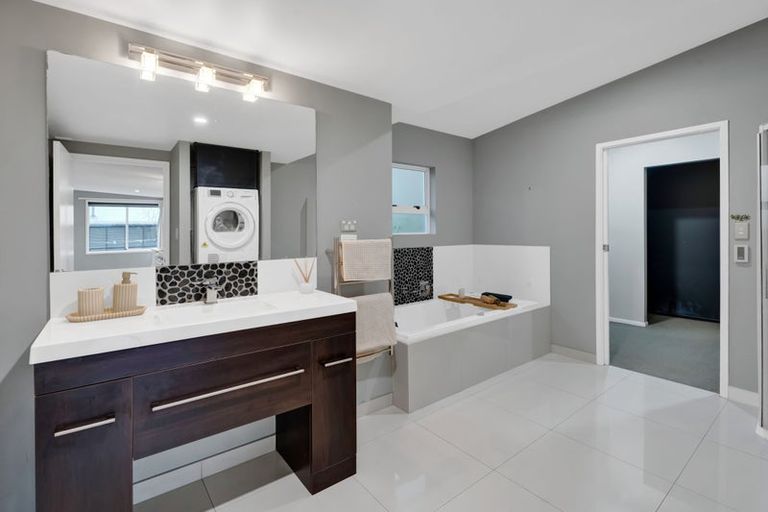 Photo of property in 70 Seaview Road, Marfell, New Plymouth, 4310