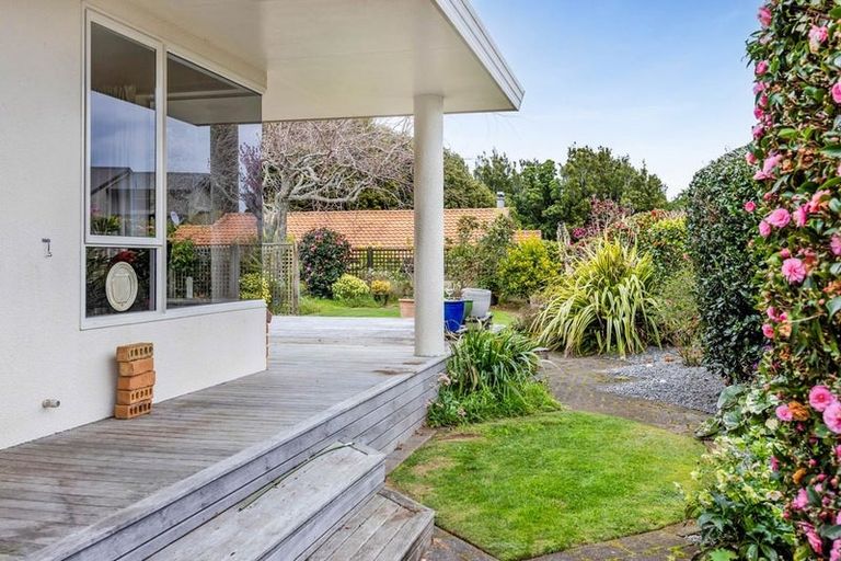 Photo of property in 18 Kinross Drive, Merrilands, New Plymouth, 4312