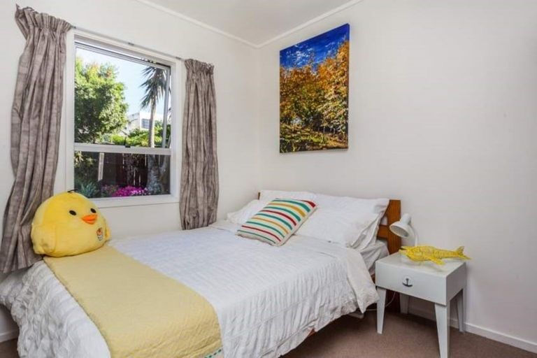 Photo of property in 6 Lorena Place, West Harbour, Auckland, 0618