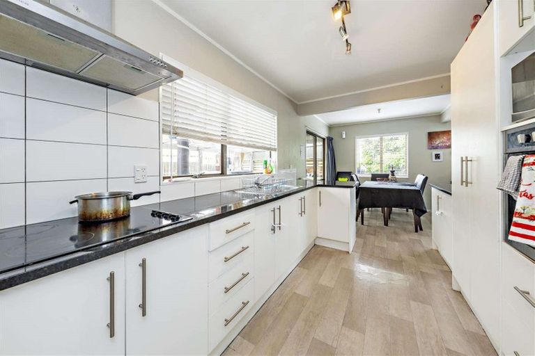 Photo of property in 11 Slim Place, Clendon Park, Auckland, 2103