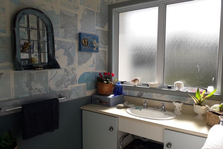 Photo of property in 6 Omata Road, Westown, New Plymouth, 4310