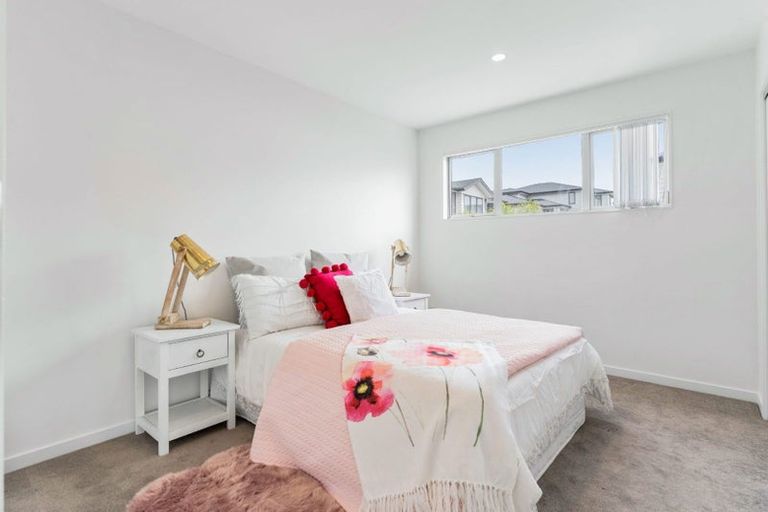 Photo of property in 33 Medallion Drive, Oteha, Auckland, 0632