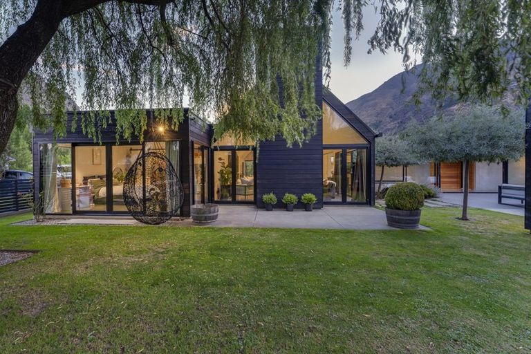 Photo of property in 1 Larkins Way, Arthurs Point, Queenstown, 9371