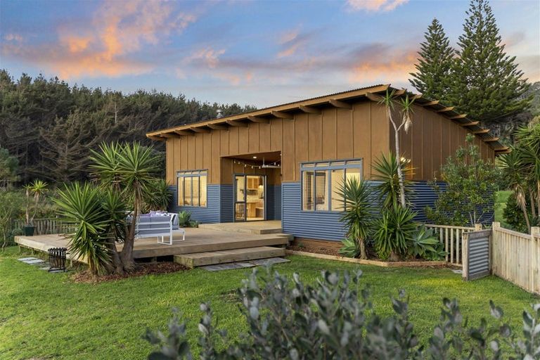 Photo of property in 333 Motutara Road, Muriwai, Waimauku, 0881