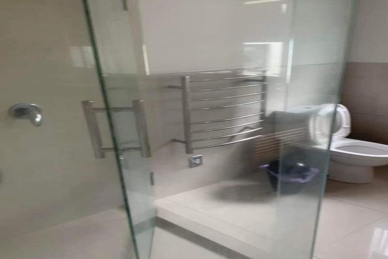 Photo of property in 106 Lake Panorama Drive, Henderson Valley, Auckland, 0612