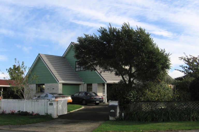 Photo of property in 6 Arthur Grove, Waikanae, 5036