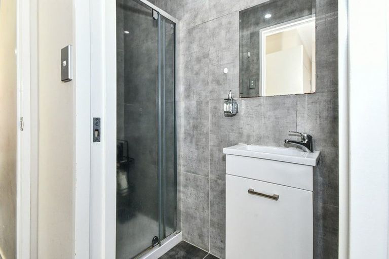 Photo of property in 5d Clendon Place, Manurewa, Auckland, 2102