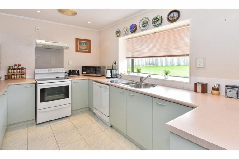Photo of property in 15 Tonson Place, Weymouth, Auckland, 2103
