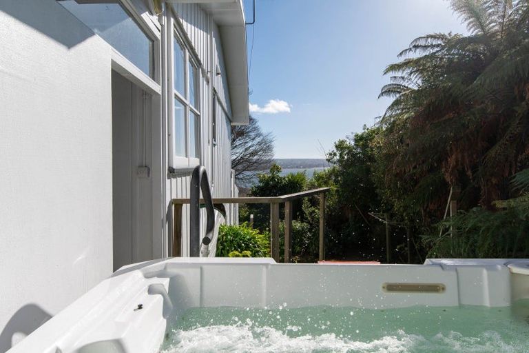 Photo of property in 5 Naera Place, Kawaha Point, Rotorua, 3010