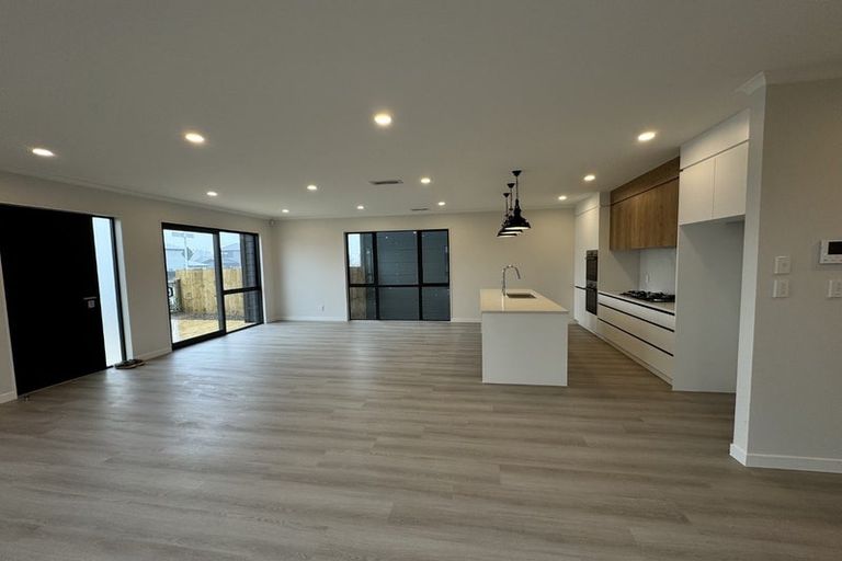 Photo of property in 17 Makenu Crescent, Wainui, 0992