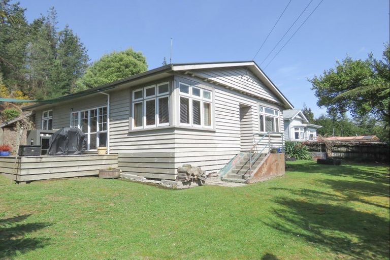 Photo of property in 15 Grey Road, Reefton, 7830