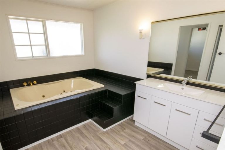 Photo of property in 8 Gibbs Drive, Woodend, 7610