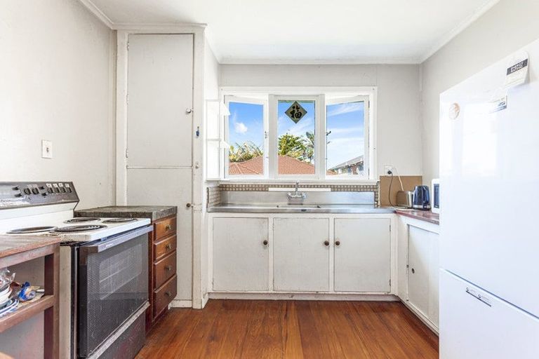 Photo of property in 58 Hutchinson Avenue, New Lynn, Auckland, 0600