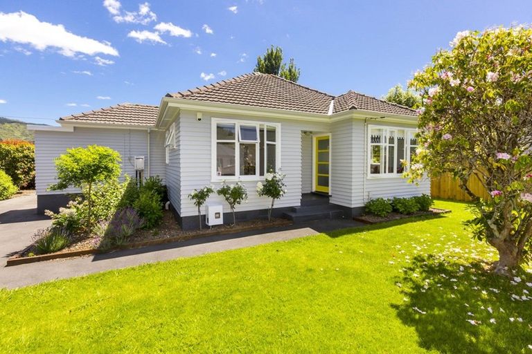 Photo of property in 32 Heretaunga Square, Silverstream, Upper Hutt, 5019