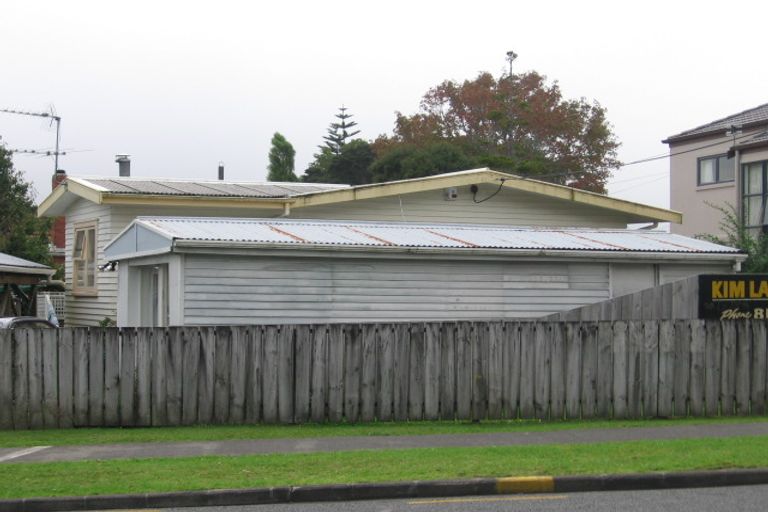 Photo of property in 1/1 Kaurilands Road, Titirangi, Auckland, 0604