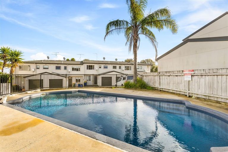 Photo of property in 3/6 Nimstedt Avenue, Oteha, Auckland, 0632