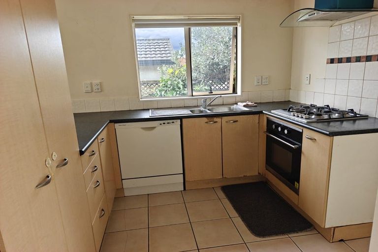 Photo of property in 6/520 Don Buck Road, Westgate, Auckland, 0614