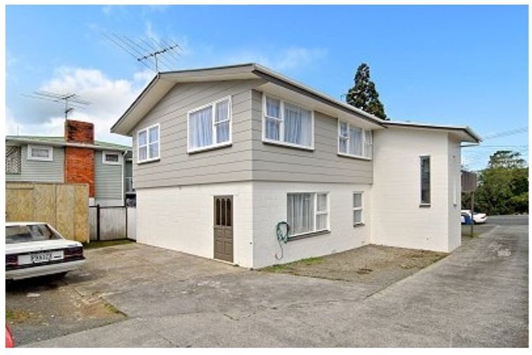 Photo of property in 2/210 Sunnynook Road, Totara Vale, Auckland, 0627