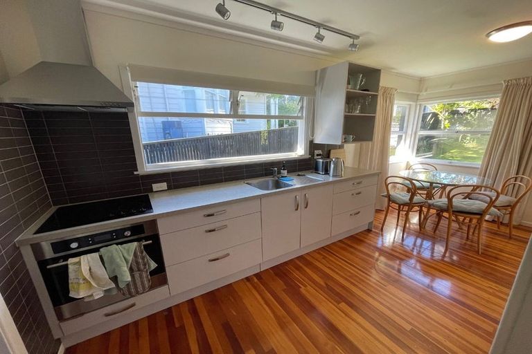 Photo of property in 10a Second Avenue, Stanley Point, Auckland, 0624