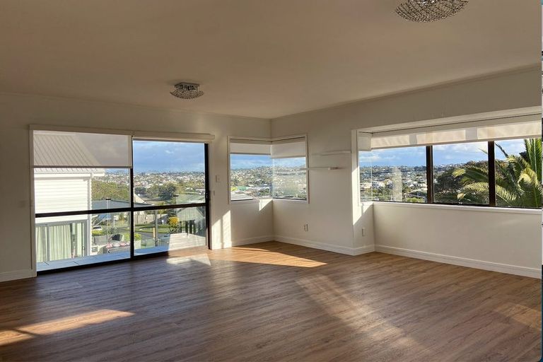 Photo of property in 1/10 Newburn Road, Waiake, Auckland, 0630