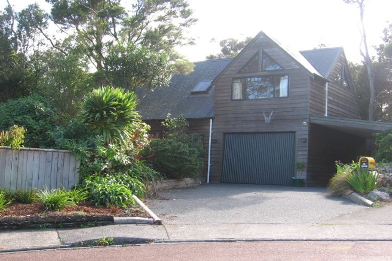Photo of property in 16 Hebe Place, Birkenhead, Auckland, 0626