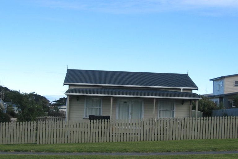 Photo of property in 11 Karaka Street, Otaki Beach, Otaki, 5512