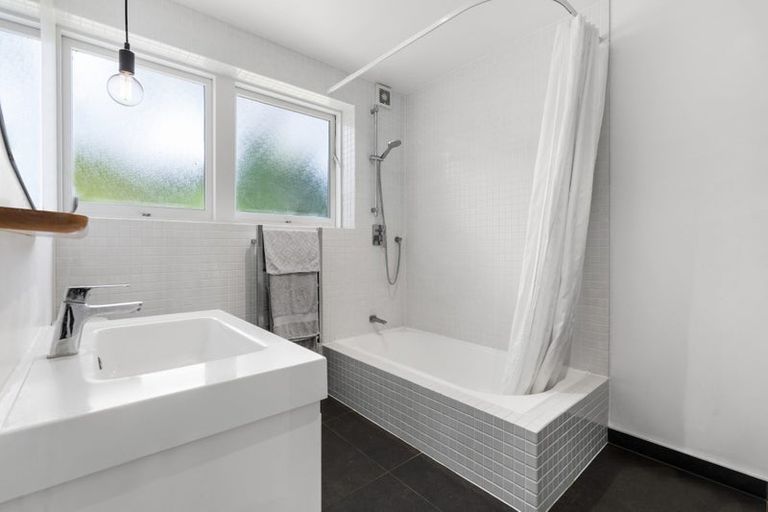 Photo of property in 2/14 Glenbush Place, Birkenhead, Auckland, 0626