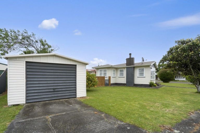 Photo of property in 2 Selwyn Street, Levin, 5510