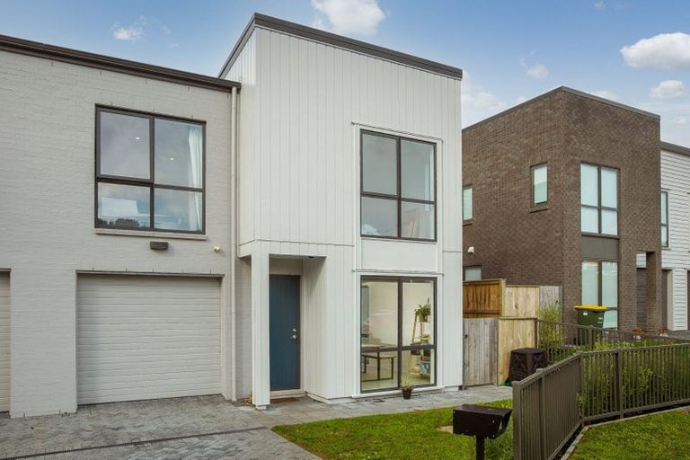 Photo of property in 18 Waimoana Close, Massey, Auckland, 0614