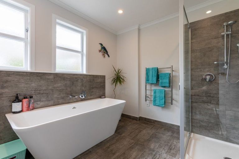 Photo of property in 77 Fergusson Street, Woodville, 4920