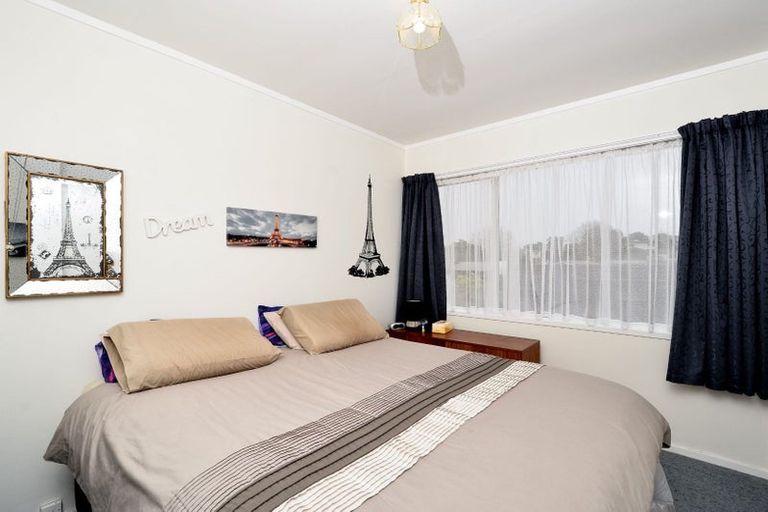 Photo of property in 2/49 Zita Maria Drive, Massey, Auckland, 0614