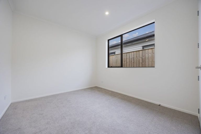 Photo of property in 17 Cara Avenue, Kumeu, 0810