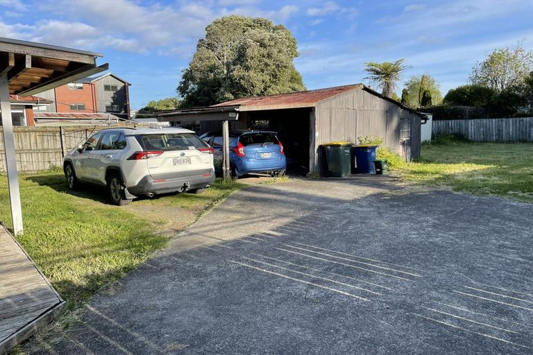 Photo of property in 14 Yeovil Road, Te Atatu Peninsula, Auckland, 0610