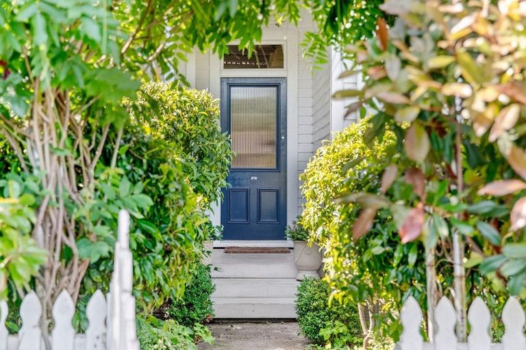 Photo of property in 30 Clare Street, Cambridge, 3434