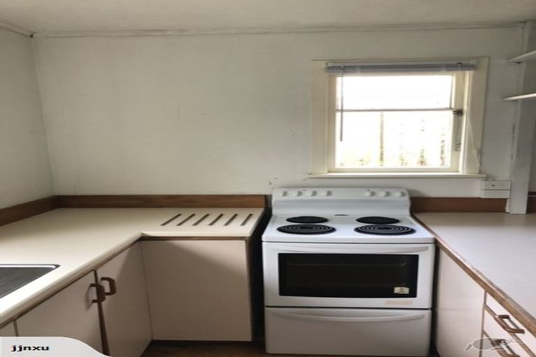 Photo of property in 26 Brooker Grove, Newlands, Wellington, 6037