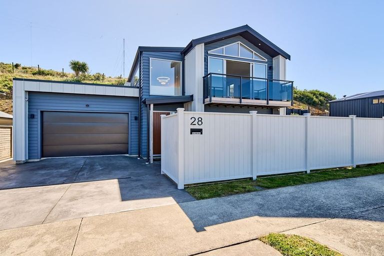 Photo of property in 28 Domett Street, Newlands, Wellington, 6037