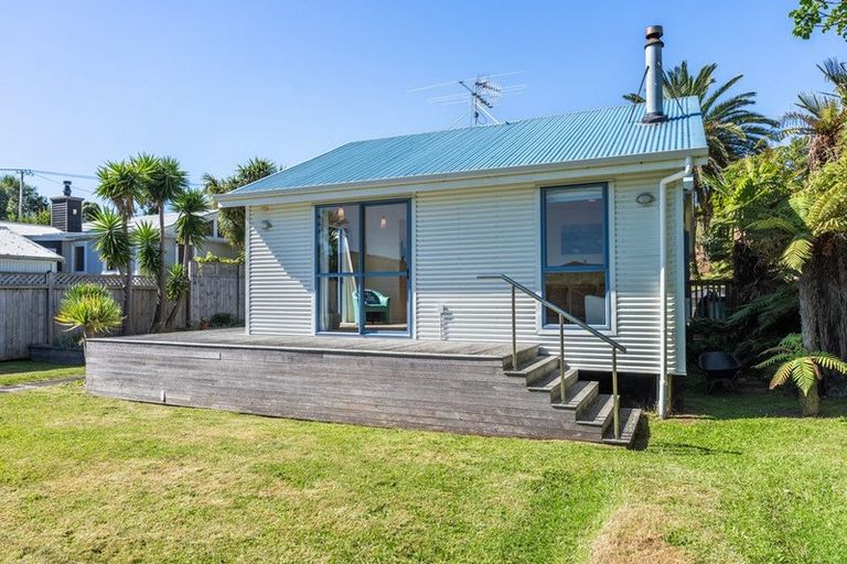 Photo of property in 17 Hona Street, Waikanae Beach, Waikanae, 5036