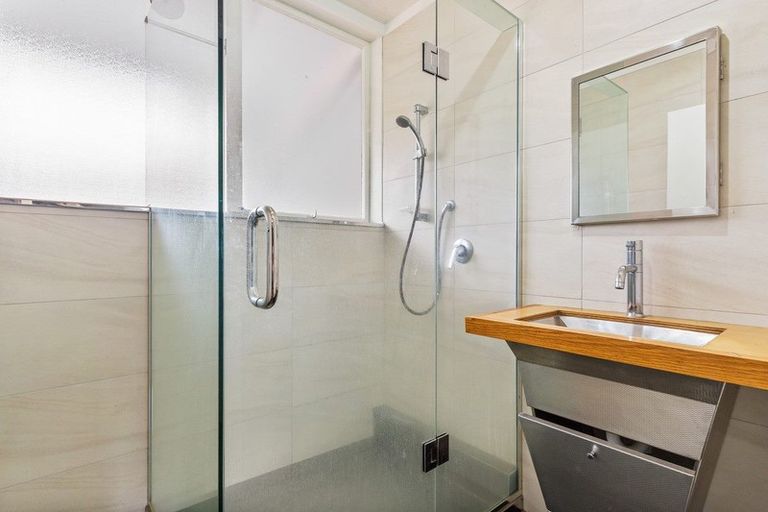 Photo of property in 1 Rickards Place, New Lynn, Auckland, 0600