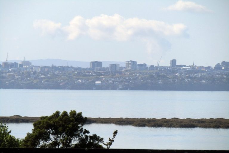 Photo of property in 22 Marina View Drive, West Harbour, Auckland, 0618