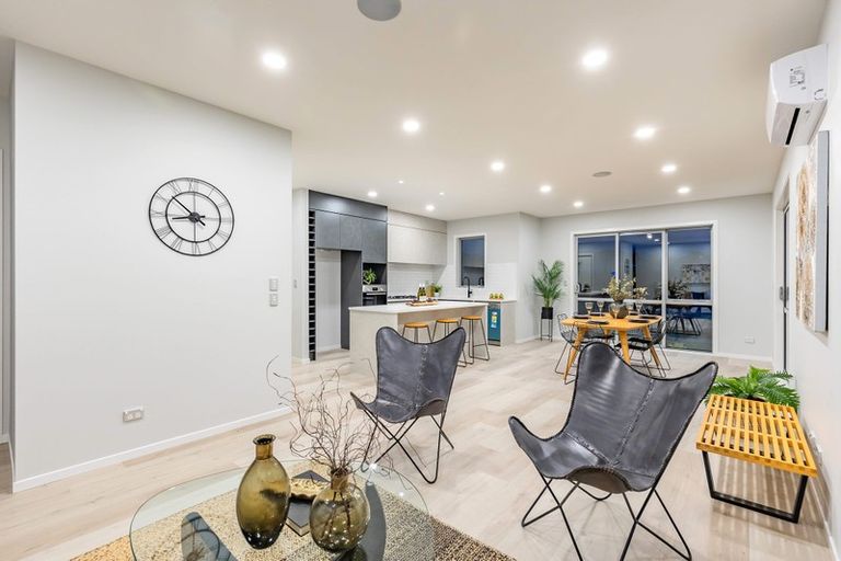 Photo of property in 43 Lumbarda Drive, Kumeu, 0810