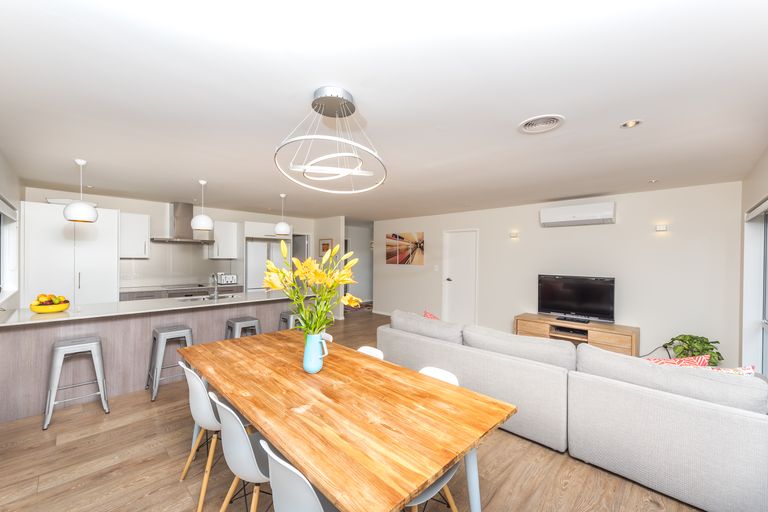 Photo of property in 6 Lockyer Road, Kumeu, 0810