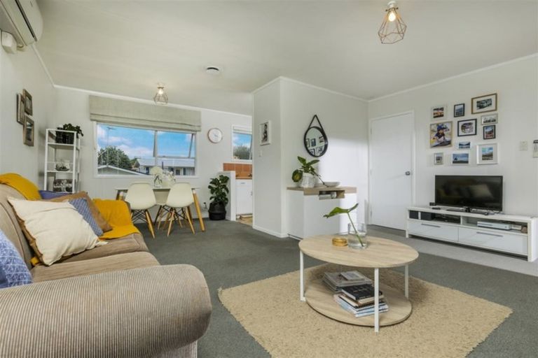 Photo of property in 2/13 Talavera Place, Te Atatu South, Auckland, 0602