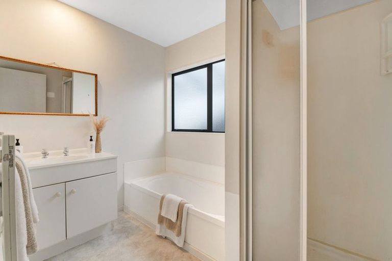 Photo of property in 1/21 Jumento Place, Unsworth Heights, Auckland, 0632