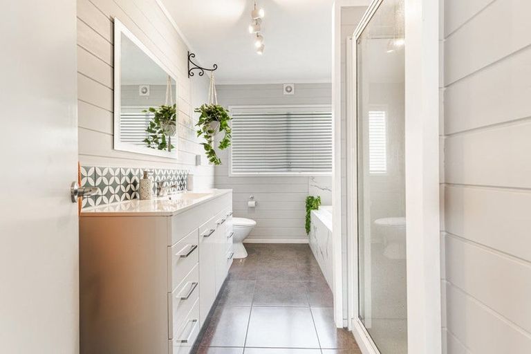 Photo of property in 1/12 Ballini Rise, West Harbour, Auckland, 0618